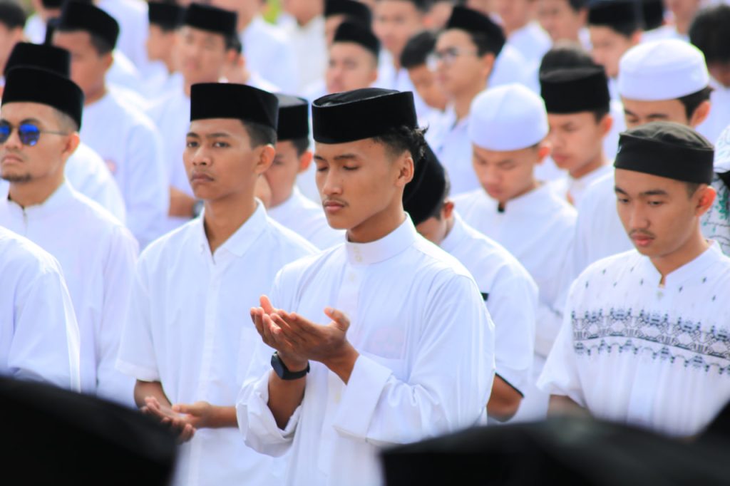 Meneladani Santri dalam Perannya Membangun Negeri Meneladani Santri dalam Perannya Membangun Negeri